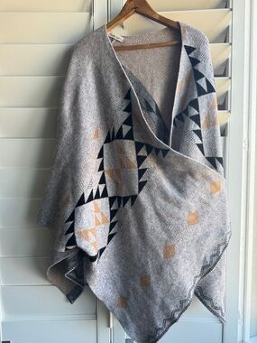 Stella Sky Geometric Patterned Gray Cape